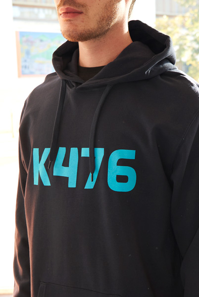 Flocage lettrage turquoise sur hoodies marine